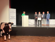 Markus Stamos wird bei der milchwirtschaftlichen Herbsttagung 2023 als DLG-Landesbevollmächtigter von NRW geehrt