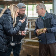 Erklärungen im Kuhstall