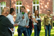 Benedikt Langemeyer, Milchviehhalter aus Mettingen, fragt PR-Volontäre nach ihren Erfahrungen mit Pressemeldungen.
