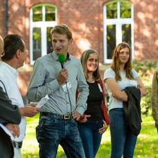 Benedikt Langemeyer, Milchviehhalter aus Mettingen, fragt PR-Volontäre nach ihren Erfahrungen mit Pressemeldungen.