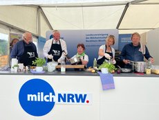 Josef Jacobi (Biolandwirt aus Borgentreich), Daniel Hartmann (Bürgermeister Höxter) Gabi Beckmann (Landfrau aus Nieheim) Anette Ostermeier (Bezirksvorsitzende WLLV) und Björn Freitag 