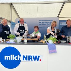 Josef Jacobi (Biolandwirt aus Borgentreich), Daniel Hartmann (Bürgermeister Höxter) Gabi Beckmann (Landfrau aus Nieheim) Anette Ostermeier (Bezirksvorsitzende WLLV) und Björn Freitag 