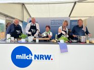 Gemeinsames Kochen auf der Showbühne: vlnr: Landwirt Josef Jacobi,  Bürgermeister Daniel Hartmann, Landfrau Gabi Beckmann, Anette Ostermeier (Wllv) und Björn Freitag 