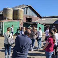 Workshopfteilnehmer beim Hofrundgang
