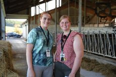 Anna Lou Schneider und Marie Brünemann im Kuhstall