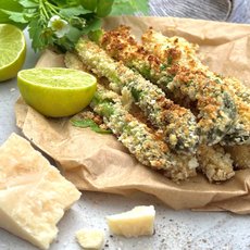 Friiterter Spargel auf einem Holzbrett