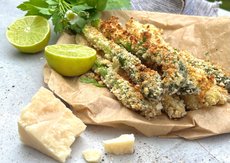 Friiterter Spargel auf einem Holzbrett