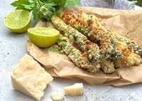 Friiterter Spargel auf einem Holzbrett