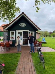 Sternekoch Björn Freitag besucht auf dem Milchweg im Kreis Steinfurt das Melkhus vom Milchviehbetrieb Lölfer in Burgsteinfurt 