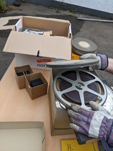 Filmrollen und Dias beim Verpacken