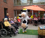 NRW-Milchmaskottchen Lotte zeigt ihre Ballett-Künste im Seniorenheim Wadersloh