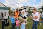 Kuh Lotte verteilt Kuhmasken zum Basteln