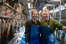 Nora Joch und Stefan Schmidt im Melkstand des Thielenhofes