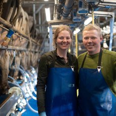 Nora Joch und Stefan Schmidt im Melkstand des Thielenhofes