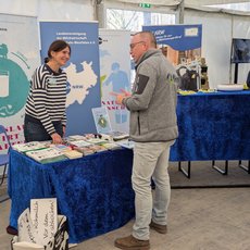 Susanne Keusemann im Gespräch am Stand der LV Milch