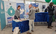 Susanne Keusemann im Gespräch am Stand der LV Milch
