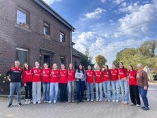 Gruppenfoto der Fortuna Handball Mädels auf dem Hof Zens