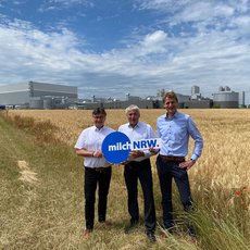 Der Vorstandsvorsitzende der Hochwald Milch eG - Peter Manderfeld  - und die Vorsitzenden der LV Milch NRW - Hans Stöcker und Benedikt Langemeyer vor der neuen Molkerei  