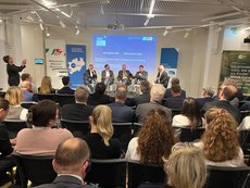 Podiumsdiskussion und Teilnehmer beim Milchgipfel in Brüssel