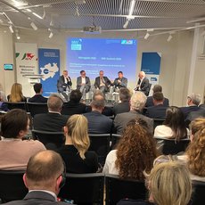 Podiumsdiskussion und Teilnehmer beim Milchgipfel in Brüssel