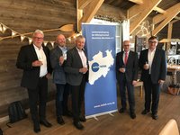 Sprechergruppe bei der Halbjahrespressekonferenz der LV Milch NRW 2019; v.l.n.r.: Geschäftsfuehrer KSI GmbH Klaus Schleiminger, geschäftsführende Vorstände LV Milch NRW Wilhelm Brueggemeier und Hans Stoecker, Geschäftsfuehrer LV Milch NRW Dr. Rudolf Schmidt und Vorstand Hochwald Milch eG Peter Manderfeld