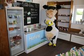 Lotte präsentiert das selbstgemachte Eis vom Bauernhof