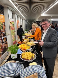 Peter Manderfeld am Käsebuffet