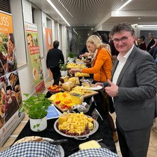 Peter Manderfeld am Käsebuffet