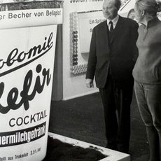 Alter Messestand mit Produktwerbung für Kefir