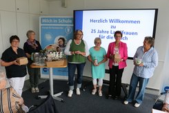 Die Landfrauenverbände überreichen Präsente für das Team der LV Milch