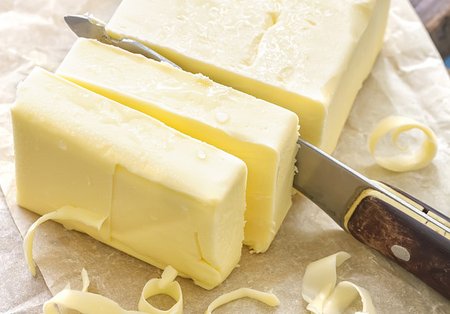 geschnittene Butterscheiben mit Messer