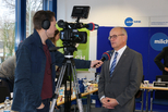Geschaeftsfuehrer Dr. Rudolf Schmidt im Fernseh-Interview