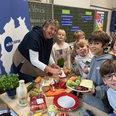 Hildegard Hansmann-Machula, Schulmilchteam LVMilch NRW, zeigt der Klasse 3a der GGS Beckbusch-Schule,  Düsseldorf das Fitmacher-Frühstück