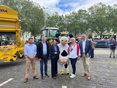 Gruppenbild der VIP vor alten Landmaschinen