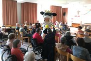 Bewegte Pause im Alter - Lotte zu Besuch im Altersheim