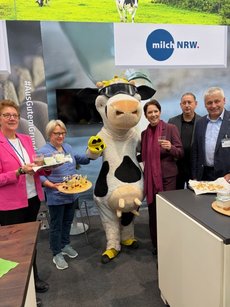 Gruppenbild mit Lotte auf dem LV Milch Stand der GW 2026