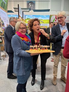 Steffi Neu probiert ein Käsehäppchen