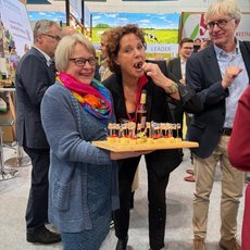 Steffi Neu probiert ein Käsehäppchen