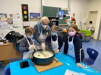 Kochen mit Milch, Landfrau Ulrike Gießmann kocht mit Kindern der Wilbergschule