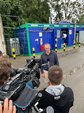 Landwirt Bernd Schleupen erläutert im Interview für RTL sein Hofkonzept