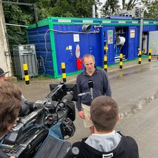 Landwirt Bernd Schleupen erläutert im Interview für RTL sein Hofkonzept