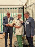 v.l.n.r.: Hans Stöcker und Renate Fürtjes von Verein Milch und Kultur, sowie Josef Gietermann