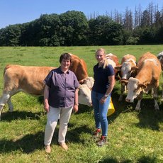 Gisela Hilger-Huppertz und ihre Tochter auf der Weide bei ihren Kühen
