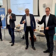 Stoßen auf die Milch an: (v.l.n.r.) Dr. Rudolf Schmidt, Geschäftsführer der LV Milch NRW, Wilhelm Brüggemeier, Westfälischer Vorsitzender der LV Milch NRW, Hans Stöcker, Rheinischer Vorsitzender der LV Milch NRW, und Gerd Krewer, Geschäftsführer der DEULA Rheinland