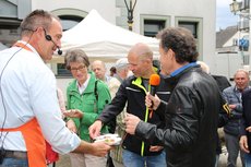 Erst Kochen dann Probieren -Verteilung Kostproben durch MdL Ritter