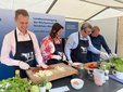 Staatssekretär Dr. Martin Berges, Regierungspräsidentin Anna Katharina Bölling, Antonius Tillmann (WLV Bezirksvorsitzender) und Björn Freitag kochen gemeinsam mit regionalen Köstlichkeiten   