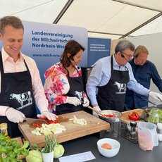 Staatssekretär Dr. Martin Berges, Regierungspräsidentin Anna Katharina Bölling, Antonius Tillmann (WLV Bezirksvorsitzender) und Björn Freitag kochen gemeinsam mit regionalen Köstlichkeiten   