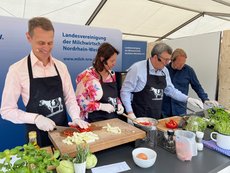 Staatssekretär Dr. Martin Berges, Regierungspräsidentin Anna Katharina Bölling, Antonius Tillmann (WLV Bezirksvorsitzender) und Björn Freitag kochen gemeinsam mit regionalen Köstlichkeiten 