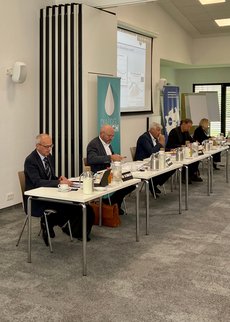 Dr. Rudolf Schmidt erläutert die aktuelle Entwicklung des Milchmarkts bei der Halbjahrespresskonferenz 2021 der LV Milch NRW