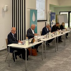 Dr. Rudolf Schmidt erläutert die aktuelle Entwicklung des Milchmarkts bei der Halbjahrespresskonferenz 2021 der LV Milch NRW